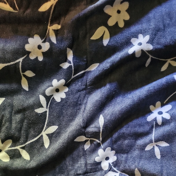 New Victoria's Secret Pink Floral Oversized Towel - Picture 4 of 4